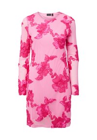Vestido rosa transparente con mangas largas, que presenta un vibrante bordado floral rosa en la parte delantera y las mangas. Escote redondo, silueta ajustada.