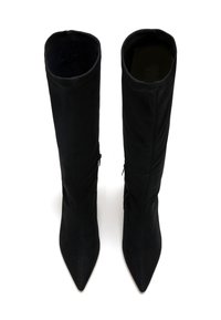 Botas de ante negras hasta la rodilla con puntera puntiaguda, que presentan un diseño arrugado y cremalleras laterales discretas para el cierre. Textura suave.
