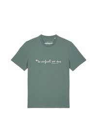 Groene T-shirt met korte mouwen van zacht materiaal, met witte tekst die zegt "Zo eenvoudig is dat." Minimalistisch ontwerp met een ronde hals.