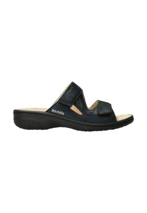 Sandale noire à bout ouvert avec dessus texturé, deux sangles réglables en Velcro, semelle intérieure beige coussinée, et semelle extérieure épaisse en caoutchouc noir.