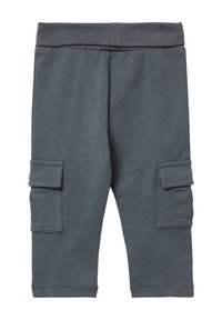 Grijze katoenen cargobroek met een elastische tailleband, voorzien van twee zijzakken, knielange pasvorm en een gladde, zachte textuur.