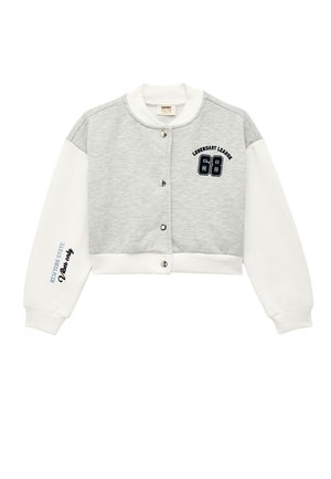 Sweatshirt coupé en gris et blanc. Matériau doux avec des fermetures à boutons, mettant en avant une broderie marine pour "Leader Légendaire 68" et du texte sur la manche.