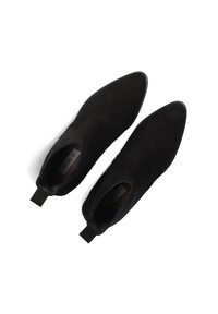 Zwarte suède enkelboots met een puntige neus, elastische zijpanelen en trekkoorden voor gemakkelijke aan- en uittrekken. Gladde textuur met een matte afwerking.