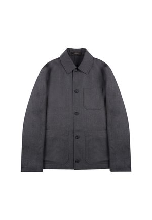 Chaqueta abotonada de color gris oscuro con cuello, mangas largas y tres bolsillos frontales, incluyendo un bolsillo en el pecho.
