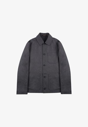 Chaqueta abotonada de color gris oscuro con cuello, mangas largas y tres bolsillos frontales, incluyendo un bolsillo en el pecho.