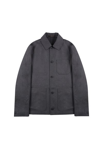 Giacca button-up grigio scuro con colletto, maniche lunghe e tre tasche frontali, tra cui una tasca sul petto.
