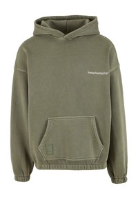 Sudadera verde oliva con un bolsillo frontal, puños acanalados y capucha ajustable con cordón. Presenta el logo "SundayRunningClub" en blanco.