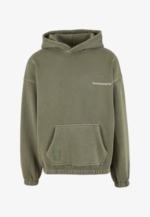 Oliwkowa bluza z kapturem z przednią kieszenią, prążkowanymi mankietami i regulowanym kapturem ze sznurkiem. Zawiera logo "SundayRunningClub" w białym kolorze.