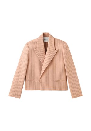 Lichtroze cropped blazer met verticale strepen, brede revers en lange mouwen, getoond tegen een witte achtergrond.