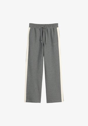 Graue Sweatpants mit elastischem Bund, Kordelzug, Seitentaschen und weißen Streifen, die an den äußeren Seiten der Beine entlanglaufen.