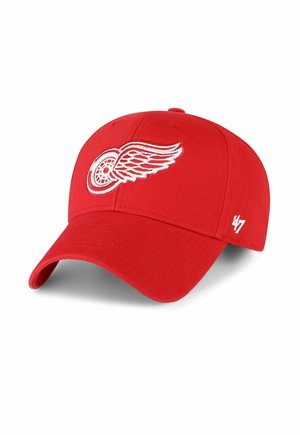 Rote Baseballkappe mit weiß besticktem Flügelrad-Logo vorne und kleinem weißen "47" auf der Seite.
