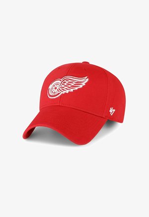 Rote Baseballkappe mit weiß besticktem Flügelrad-Logo vorne und kleinem weißen "47" auf der Seite.