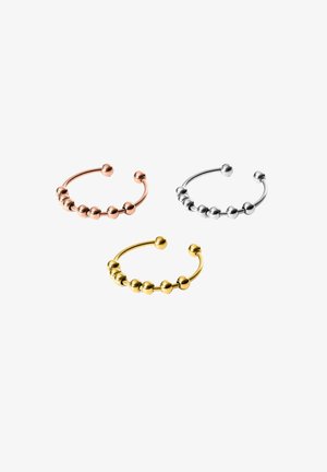 Set aus drei minimalistischen Ringen in Roségold, Silber und Gold. Jeder besitzt ein glattes Band mit gleichmäßig verteilten kugelförmigen Akzenten.