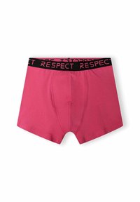 Różowe bawełniane bokserki z czarnym elastycznym pasem, na którym widnieje słowo "RESPECT" w jaskrawym różowym kolorze. Gładka tekstura, klasyczny kształt.