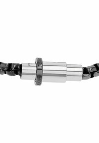 Bracciale in pelle intrecciata nera con chiusura cilindrica in argento con accenti incisi. Il design è elegante e moderno.