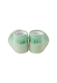 Par de zapatos de niño en verde claro sin cordones, con suelas blandas y cuellos de tela de punto hasta el tobillo, vistos desde atrás.