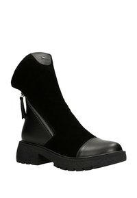 Černá kotníková bota se semišovým svrškem, koženými akcenty, bočním zipem a texturovanou gumovou podrážkou s nízkým blokovým podpatkem.