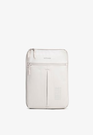 Wąska, jasnobeżowa prostokątna torba z dwoma przednimi kieszeniami na zamek oraz logo "WITTCHEN" wytłoczonym w pobliżu górnej i dolnej prawej krawędzi.