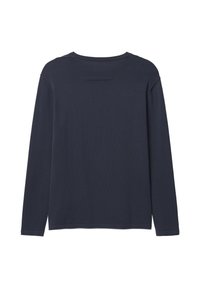 Námořnická modrá košile s dlouhým rukávem a kulatým výstřihem, vyrobená z měkké bavlny. Obsahuje jemný šev na zadní straně a má volný střih.