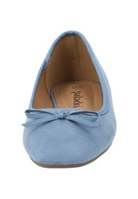 Bailarinas de ante en azul claro con puntera redonda, que presentan un pequeño lazo en la parte frontal y una plantilla acolchada en color beige.