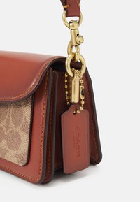COACH SIGNATURE TABBY SHOULDER BAG 20 - Handtasche - tan rust