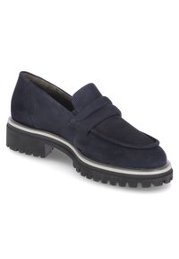 Mocassin en daim bleu marine avec semelle épaisse à crampons noirs, petit talon et détail de bride sur le dessus, incliné pour montrer le côté extérieur.