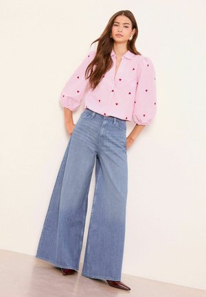 Lipsy, REGULAR FIT - EMBROIDERED STRIPED SHIRT - Blúzka so zapínaním na gombíky - pink and red heart puff sleeve