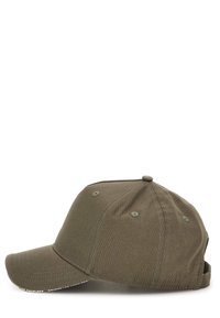 Cappellino da baseball in cotone verde oliva con visiera curva, dettagli cuciti, fori di ventilazione e cinturino regolabile sul retro.