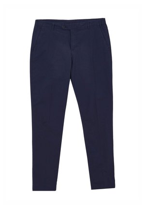 Pantaloni tapered blu navy con chiusura a bottone e cerniera, passanti per cintura e tasche laterali, esposti piatti su sfondo bianco.
