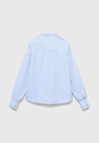 Cămașă cu dungi în albastru deschis și alb, având un decolteu cu volane, mâneci lungi cu manșete adunate și tiv rotunjit.