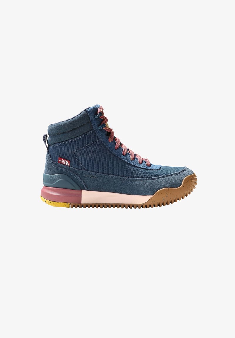 Kengät tummansinisestä kankaasta, jossa on tekstuuri, burgundinväriset nauhat, kumipohja ja erottuva pinkki-keltainen välipohja.