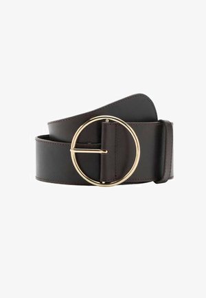 Brązowy skórzany pasek z szerokim paskiem i dużą okrągłą złotą klamrą. Gładka faktura, czysty design, bez widocznych wzorów ani zdobień.