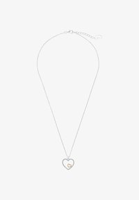 Collar de plata con un colgante en forma de corazón que contiene un corazón más pequeño de oro rosa en su interior, adornado con piedras preciosas. Longitud de cadena ajustable.