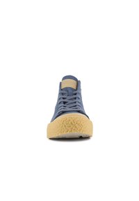 Zapatilla alta de lona azul con suela de goma cremosa texturizada, que presenta cordones planos y un parche con el logo en la lengüeta.