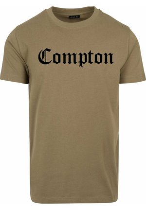 Olivengrøn bomulds T-shirt med sort gotisk "Compton" tekst på forsiden. Korte ærmer og rund halsudskæring.