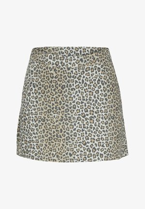 Suknja s leopard uzorkom s uskim pojasom, s mješavinom bež, crnih i sivih mrlja na svijetloj pozadini, glatkog tekstura tkanine.