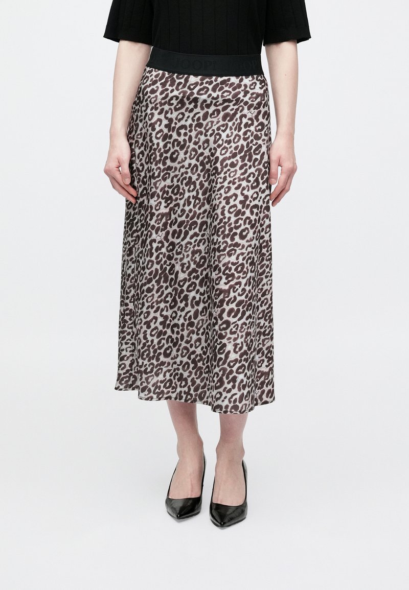 Spódnica w panterkę z czarnym elastycznym pasem. Powiewający materiał, długość do połowy łydki, miękka faktura, do kompletu czarne szpilki w szpic.