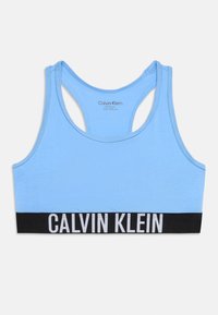 Ανοιχτό μπλε αθλητικό σουτιέν racerback με μαύρη ελαστική ταινία που φέρει λευκό λογότυπο Calvin Klein στο εμπρόσθιο μέρος.