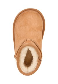 Tan-farbene Wildlederschlipper mit einem weichen, flauschigen weißen Innenfutter. Abgerundete Zehenpartie und genähter Besatz um die Öffnung. Keine sichtbare Markenkennzeichnung oder Muster.