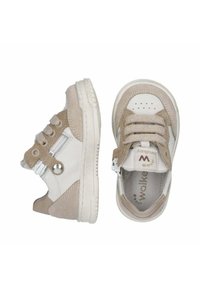 Sneakers per bambini beige e bianchi in materiali scamosciati e in pelle, dotati di lacci tondi, chiusura con zip e suole in gomma testurizzata.