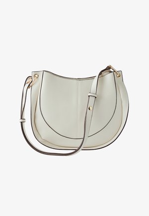 Sac à main en cuir blanc avec une forme courbée, rehaussé de coutures brunes et de quincaillerie dorée, doté d'une longue sangle réglable et d'une texture lisse.