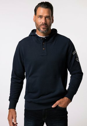 Felpa blu navy con tasca a kangaroo, pattina con tre bottoni e tessuto strutturato. Presenta polsini a costine e un cappuccio per un comfort aggiuntivo.