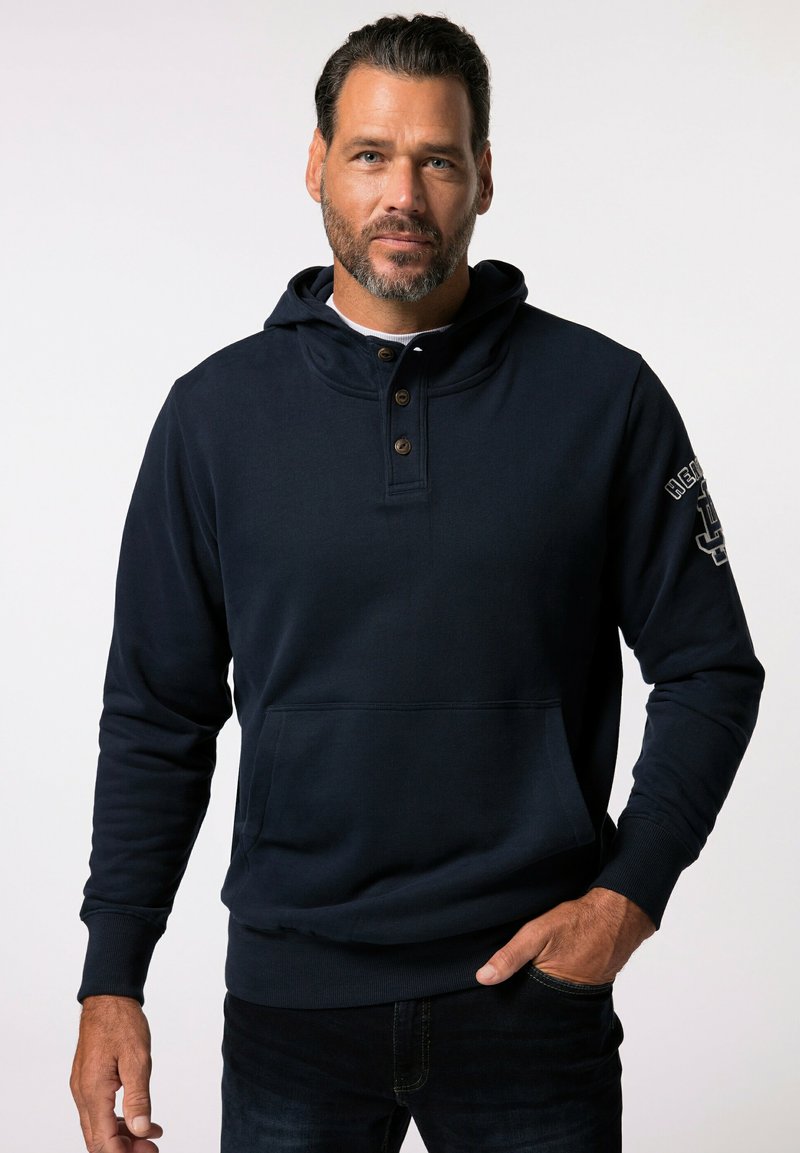 Sudadera navy con un bolsillo canguro, tapeta de tres botones y tejido texturizado. Presenta puños acanalados y una capucha para mayor calidez.