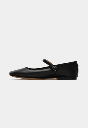Schwarze Lackleder-Ballerinas mit abgerundeter Zehenpartie, Knöchelriemen und minimalistischem Design. Flacher Absatz und glatte Textur.