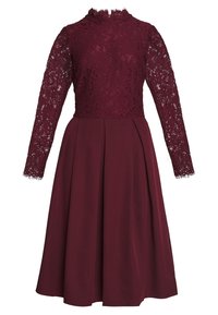 Robe bordeaux avec un haut en dentelle, des manches longues et un col haut ; jupe plissée en tissu lisse ; détails en dentelle complexes.