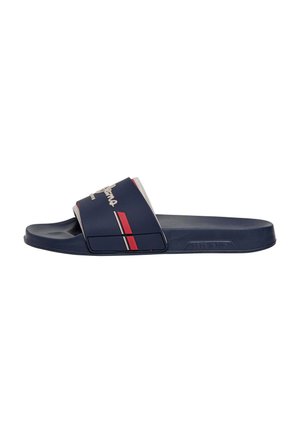 Sandalo a ciabatta blu navy con una striscia rossa e bianca sulla cinghia e logo bianco, suola piatta, calzatura casual.