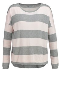 Pull long en laine rayé gris et rose clair, avec un col rond et des poignets côtelés, fabriqué à partir d'un matériau tricoté doux.