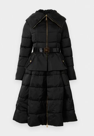 Cappotto puffo nero con parte superiore slim, colletto oversize, vita a peplum eZip in oro. Presenta una cintura nera lucida con un emblema dorato.