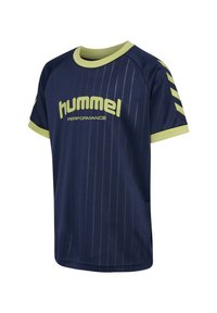 Marinblå sporttröja med limegröna accenter, med rund halsringning, korta ärmar, vertikala ränder och "hummel"-logotypen på framsidan.