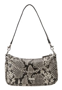 Sac à main à motif serpent en nuances de gris et noir, avec une texture lisse, une bandoulière à chaîne et une plaque logo argentée.